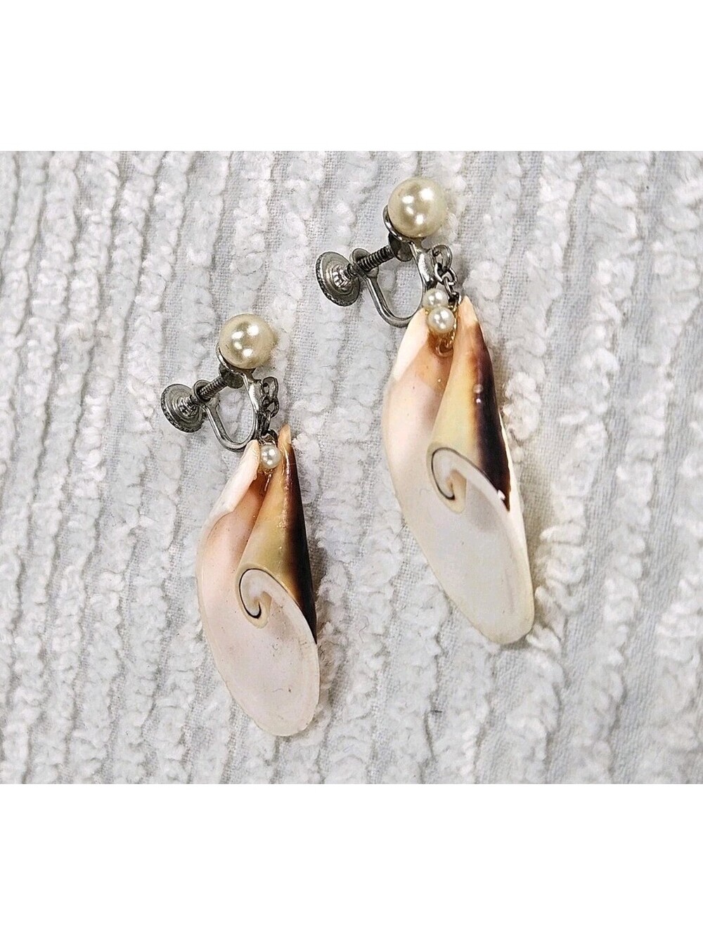 Vintage 1960s Seashell Drop Earrings Screw Back Pearl Stud Retro Pinup Beach